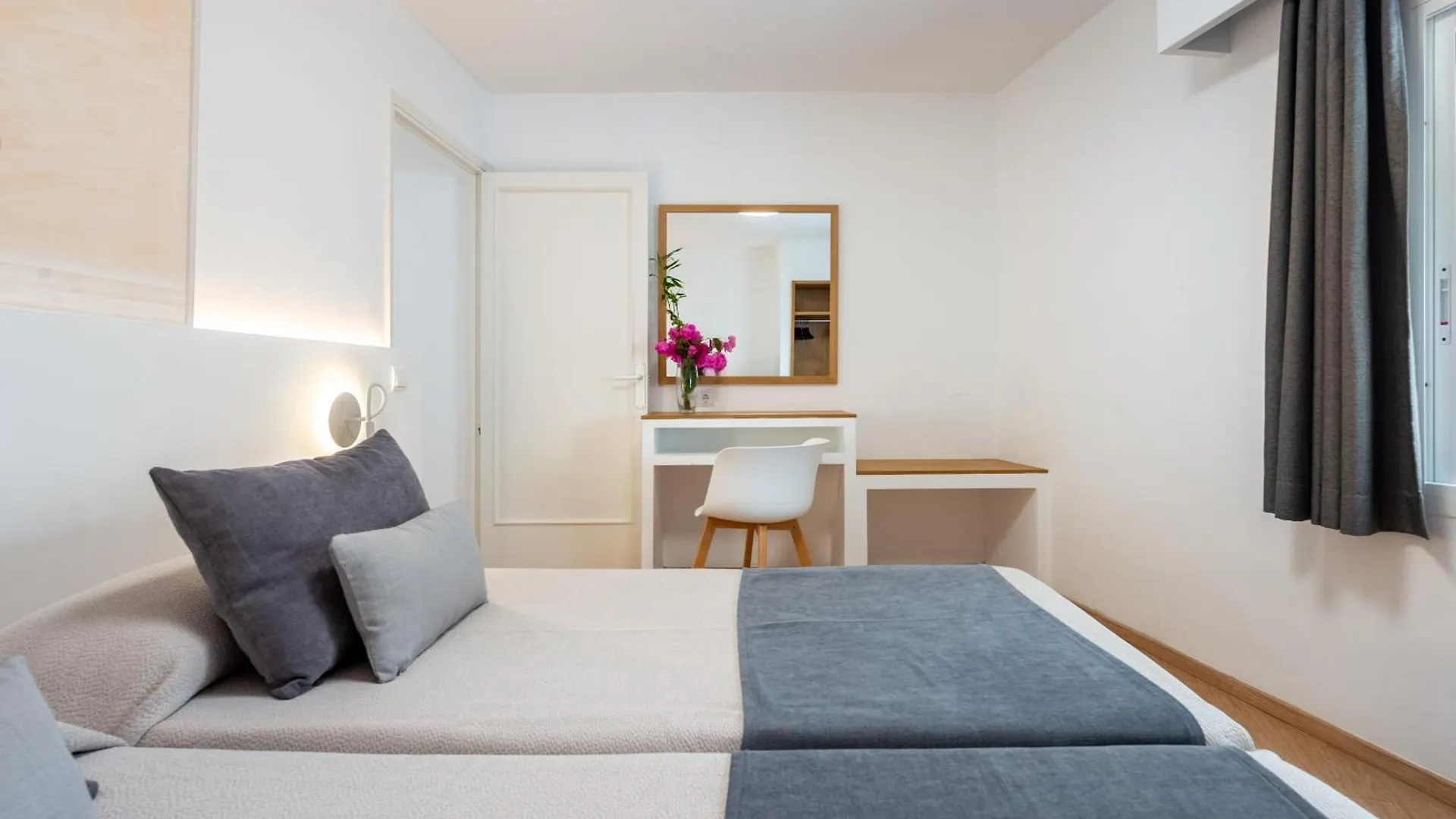 Hotel Cenit & Apts Sol Y Viento Ibiza Town Spain